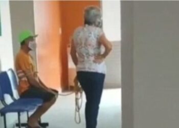 VIDEO/ Burri refuzonte të bënte vaksinën, gruaja e lidh me litarë dhe e detyron të bëjë dozën