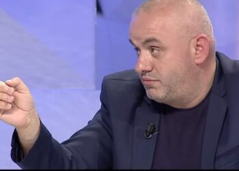 “Këtë fundjavë s’paskemi luftë…!”/ Artan Hoxha publikon foton e Putin i zhveshur në Polin e Veriut dhe ironizon Metën: Do ketë parë presidentin që…!