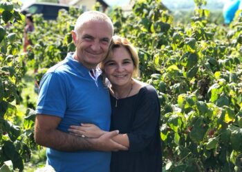 Shën Valentini bashkon çiftin presidencial: Gëzuar edhe nga ne!