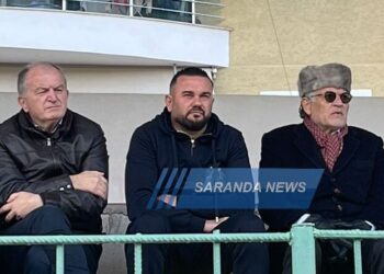 I veshur si ‘rus’ e i shoqëruar me badigardë të armatosur, Koço Kokëdhima bën sherr me tifozët e Sarandës (FOTO)
