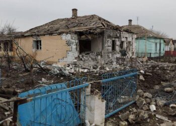 FOTO-LAJM/ Rusët bllokohen në kaos para mbrojtjes së ushtarëve dhe qytetarëve për Kievin, ukrainasit hedhin në erë urën në periferi të qytetit