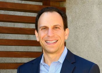 FOTO/ Qëllohet me armë brenda në zyrë kandidati për kryebashkiak, i mbijeton atentatit