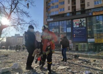 FOTO+VIDEO/ Rusët humbin durimin nga rezistenca! Sulmi me raketa mbi një pallat në Kiev, dalin pamjet e banorëve duke u evakuuar