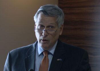Ish-ambasadori i SHBA-së në Kosovë: Vuçiçi zgjodhi Putinin para Perëndimit, u soll si qyqar dhe jo si udhëheqës!