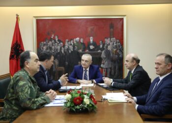 Kërcënimi i Rusisë/ Meta “merr komandën” e Ushtrisë, thërret Peleshin e Begajn: Koordinim për të përballuar agresionin
