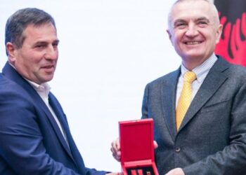 Ilir Meta dekoroi pronarin e godinës së LSI-së, misteri i selisë dhe akuzat se Presidenti është pronari real i pasurisë