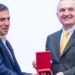 Ilir Meta dekoroi pronarin e godinës së LSI-së, misteri i selisë dhe akuzat se Presidenti është pronari real i pasurisë