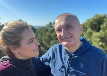 Ukraina nën pushtimin rus/ I veshur sportiv duke marrë rreze dielli, “komandant” Meta publikon foton me Kryemadhin, ja urimi