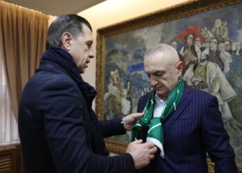 FOTO/ “Aksionet” si tifoz i flaktë i Celtic, Ilir Meta merr dhuratën e veçantë nga skuadra e tij e zemrës: Hail, Hail!