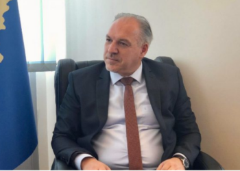 Ministri i Albin Kurtit habit në takimin me mediat, fillon e flet serbisht