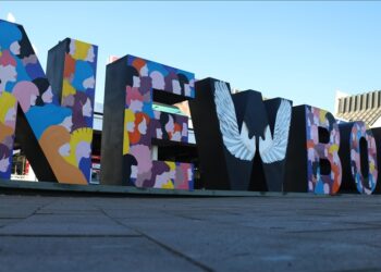 “Newborn” ndryshon sërish pamje / Mesazhi i monumentit të Pavarësisë i kushtohet grave