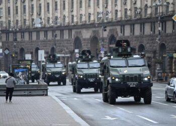 “Dua një armë të hyj në ushtri”/ Fotoja e 80-vjeçarit ukrainas po bën xhiron e botës: Po e bëj këtë për ardhmen e nipërve të mi