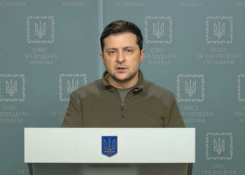 Zelensky refuzon kërkesën e SHBA, s’pranon të evakuohet nga Ukraina: Lufta është këtu, më duhen armë! Kam nevojë për municion, jo një udhëtim