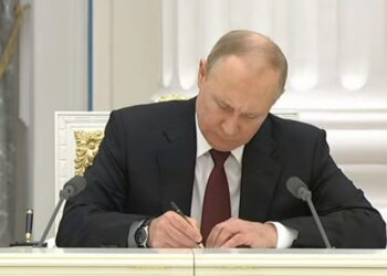 VIDEO/ Putin nëshkruan pavarësinë e dy krahinave rebele në Ukrainë. Nesër e ratifikon Asambleja, DNR e LNR në festë: Hakmerremi…! Reagon BE