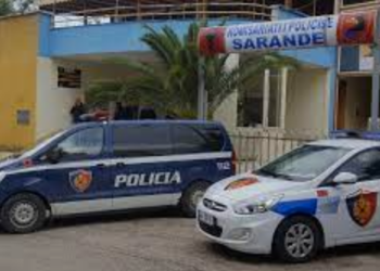 Saranda në panik: Një person kryen manovra të rrezikshme në rrugë e përplas policin, efektivët i përgjigjen me breshëri