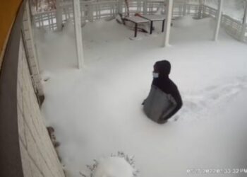 VIDEO / Restorantin e gjeti mbyllur, reagimi i klientit në mes të dëborës është epik