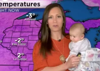 VIDEO / Mamaja meteorologe bëhet virale, prezanton motin me foshnjën e saj në krahë