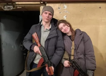 Ky çift ukrainas e kaloi ditën e parë të martesës duke mbledhur armë për të mbrojtur vendin e tyre