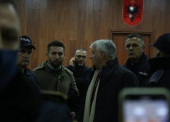 Tahiri shkon në burg/ Ish-ministrit iu lejua të bënte një telefonatë, do dalë nga gjykata me pranga në duar