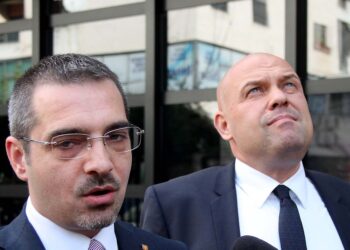 “Prurja” më e re e Berishës/ Manjani: Arrestimi i Tahirit rikthen drejtësinë popullore të Enver Hoxhës