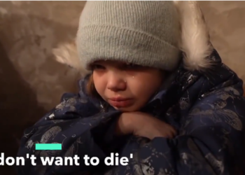 VIDEO/ “Nuk dua të vdes”! Vajza e vogël nga Ukraina me lot në sy trondit gjithë botën: E kuptova që ishte luftë