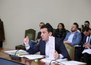 Dokument/ “8 euro më shtrenjtë”, Veliaj sulmon PD: Basha firmosi në 2013-ën t’ia jepte plehrat privatit me 37 euro/ton!