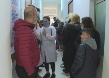 Fluks në qëndrat shëndetësore/ Mjekët: Ka pacientë të prekur nga virozat dhe Omicron
