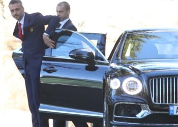 FOTO / Me makinën personale të Armand Dukës, kreu i UEFA-s mbërrin në zyrën e Ramës
