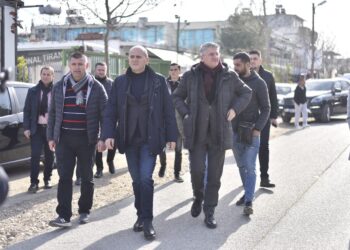 Nënkryetari i PD bën fushatë me kandidatin Hoti në Durrës, Gjekmarkaj: Ja si po ulëret masakra urbane!