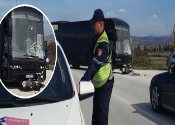 Aksident i frikshëm në Dimal-Kuçovë/ Motori përfundon nën rrotat e autobusit, në gjendje kritike shoferi