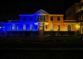 “Viti është 2022, jo 1919. Putin…”/ Ambasada e SHBA në Tiranë “vishet” me ngjyrat e flamurit të Ukrainës: Ne qëndrojmë me ju