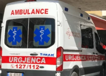 E përplasi makina, dërgohet në spital drejtuesi i motorit