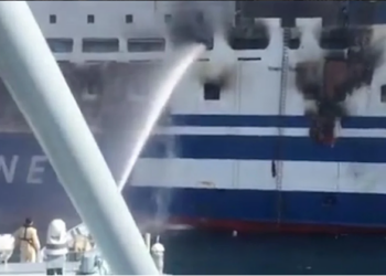 Zjarri në tragetin që udhëtonte drejt Italisë/ Dy anije të Forcës Detare të përfshira në operacion