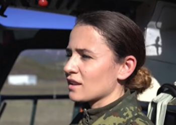 FOTOT/ Armela Murati, pilotja e parë shqiptare. Jeta e vajzës nga Burreli në Bazën Ajrore të Farkës