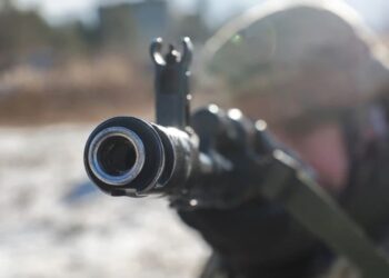 “Blini një armë dhe merrni një picë falas”/ Oferta e pazakontë në Ukrainë pas frikës të një sulmi nga Rusia