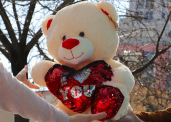 FOTO/ Shën Valentini ‘shfrenon’ imagjinatën, dedikimi i të riut në Vlorë: O me ty, o për…