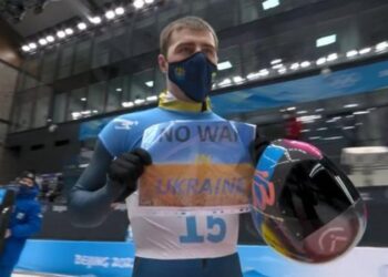 Gjesti i madh i sportistit ukrainas: Përfundoi garën dhe me letër në dorë iu drejtua kamerës: Jo luftë në Ukrainë!