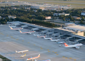 Frika nga pushtimi i Rusisë/ Oligarkët ukrainas largohen nga vendi. Mbi 20 avionë privatë janë nisur nga Kievi në…