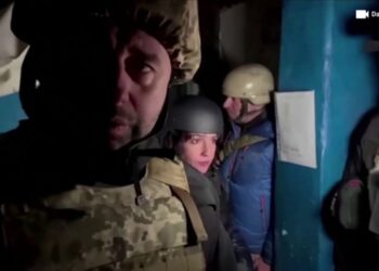 Po vizitonin zonën e konfliktit: Sulmi me predha gati u merr jetën deputetëve dhe gazetarëve