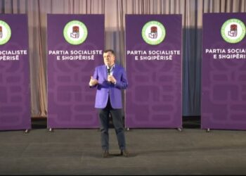 “6 marsi”/ Balla, me të rinjtë lushnjarë: PS ekip kombëtar, përballë kemi dy të kategorisë së tretë. Berisha mbledh vota për t’i bërë presion SHBA