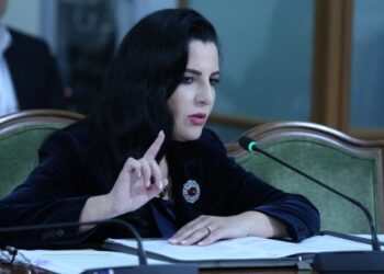 “Nuk i njoh Zoton e Mërtirin”/ Balluku, batuta me Këlliçin: Më ke ndjekur këmba-këmbës, s’ia lejoj vetes financimin në konflikt interesi