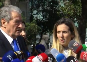 “Shpresa jonë e vetme është Berisha”/ Banorja e “5 Majit” ulet para parlamentit, takimin e mundësoi Albana Vokshi