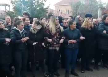 Të kapur krahë për krahu, banorët e “5 Majit” sërish në protestë/ Sot shemben 12 shtëpi