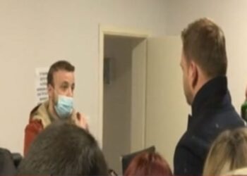 “Më mirë na regjistroni për ushtarë në Ukrainë”/ Protesta e banorëve të “5 majit” zhvendoset në zyrat e ARRSH: Kush fshihet pas…