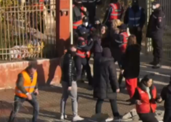Tensione tek ‘5 Maji’/ Banorët në mbrojtje të shtëpive, nxirren forcërisht nga policia. Pritet të shemben 11 banesa