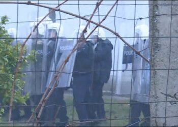 Banorët qëllojnë me gurë në drejtim të efektivëve! Policia hedh gazlotsjellës dhe shoqëron 3 banorë