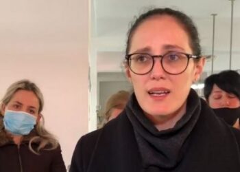 Ministrja Ibrahimaj vizitë “blic” në Korçë: Do nisim verifikimin në të gjithë fasoneritë e vendit