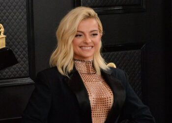 FOTO/ Bebe Rexha në mbështetje të vajzave të kolme, ja sa s*ksi duken vetëm me të brendshme