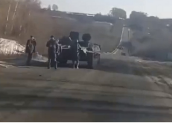 VIDEO/ Biseda epike. Ushtari rus: Kemi mbetur pa naftë. Shoferi ukrainas: Mund t’ju tërheq unë deri në kufirin me Rusinë