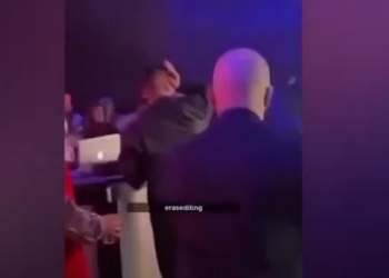 VIDEO/ Incidenti gjatë një koncerti në New York, Butrint Imerin e godasin me shishe